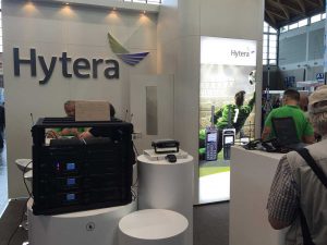 A1-413: Hytera Mobilfunk GmbH — Compania Hytera nu a fost prezentă cu stand propriu nici în 2014 și nici în 2015. Anul acesta a avut o prezență foarte elegantă și de bun augur pentru consumatorii de DMR.